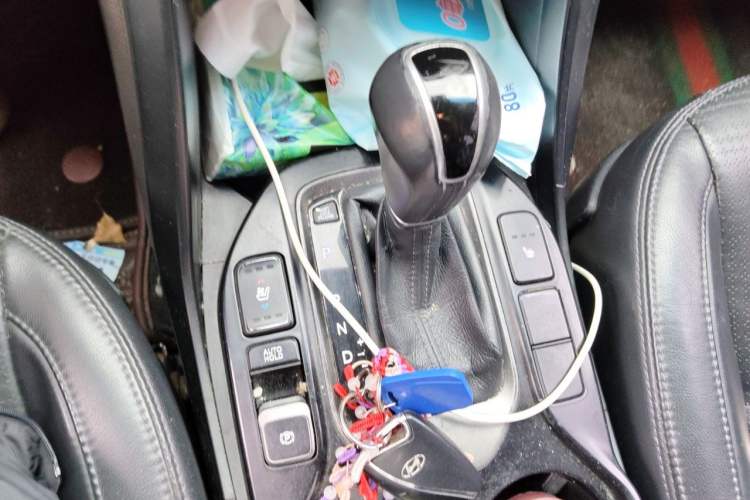 Used Hyundai Santa Fe 2013 2.4L Automatic 4x4 Prestige Edition Gear Lever