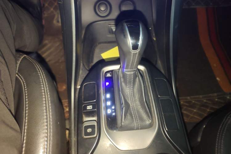 Used Hyundai Santa Fe 2013 2.4L Automatic Two-Wheel Drive Smart Version Gear Lever