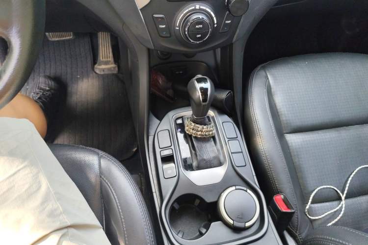 Used Hyundai Santa Fe 2013 2.4L Automatic Two-Wheel Drive Smart Version Gear Lever