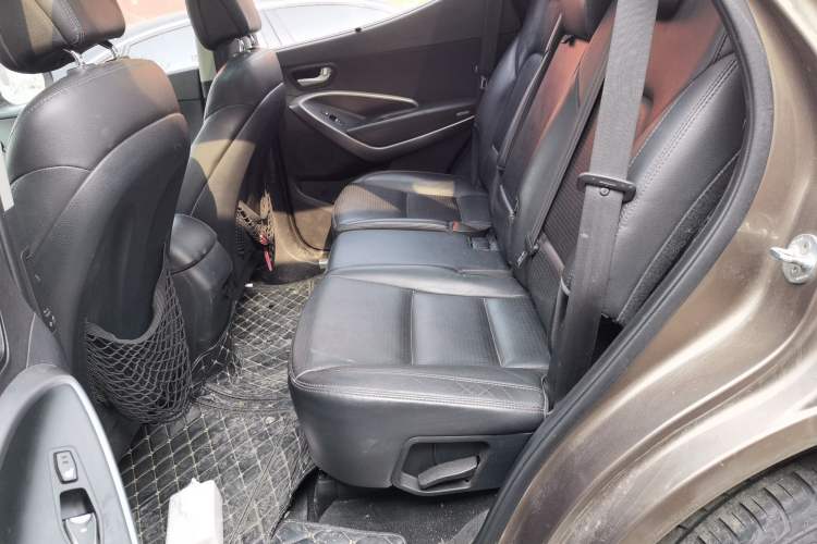 Used Hyundai Santa Fe 2013 Revised Version 2.4L Automatic All-Wheel Drive Luxury Trim Left Rear Seat