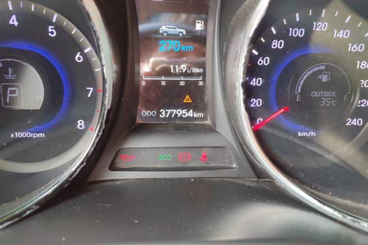Used Hyundai Santa Fe 2013 2.4L Automatic 4x4 Smart Version Odometer Close Up