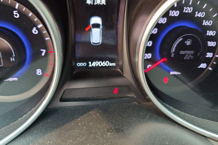 Used Hyundai Santa Fe 2013 2.4L Automatic Two-Wheel Drive Smart Version Odometer Close Up