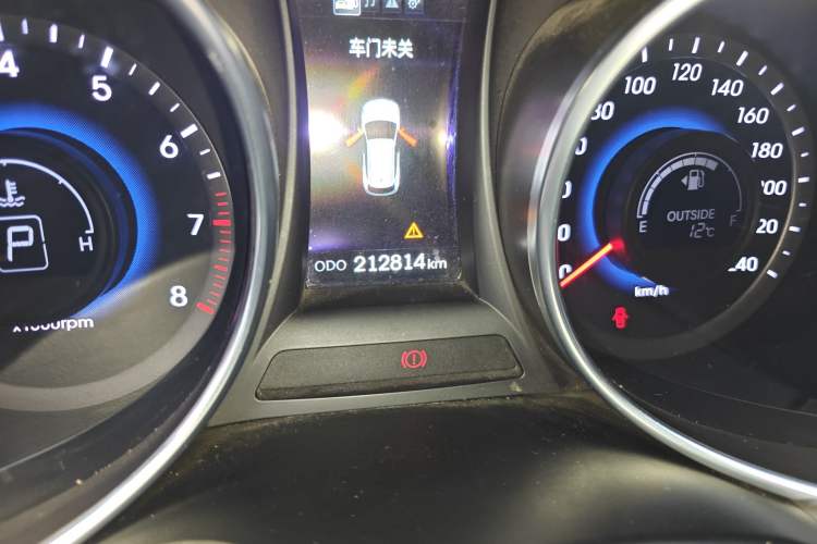 Used Hyundai Santa Fe 2013 2.4L Automatic Two-Wheel Drive Smart Version Odometer Close Up