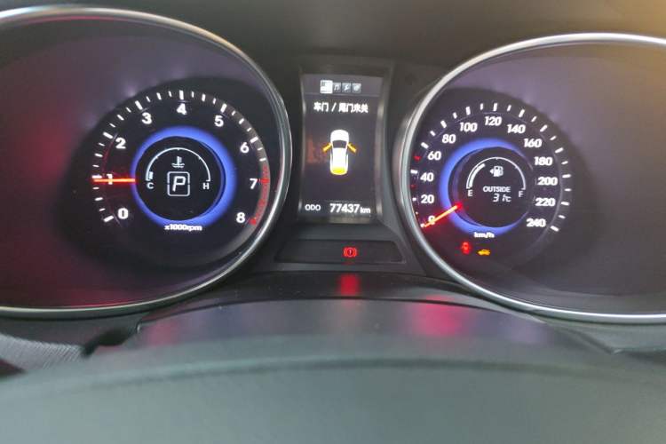 Used Hyundai Santa Fe 2013 2.4L Automatic Two-Wheel Drive Smart Version Odometer Close Up