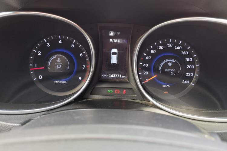 Used Hyundai Santa Fe 2013 Revised Version 2.4L Automatic All-Wheel Drive Luxury Trim Odometer Close Up
