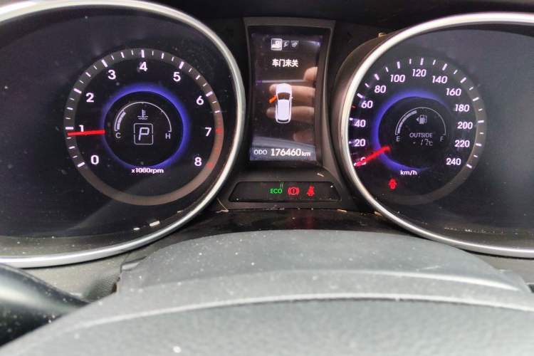 Used Hyundai Santa Fe 2013 2.4L Automatic 4x4 Prestige Edition Odometer Close Up