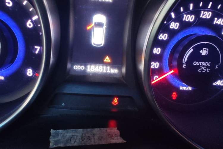 Used Hyundai Santa Fe 2013 2.4L Automatic Two-Wheel Drive Smart Version Odometer Close Up