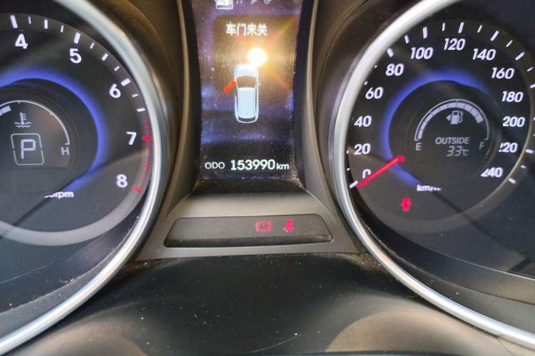 Used Hyundai Santa Fe 2013 2.4L Automatic Two-Wheel Drive Smart Version Odometer Close Up