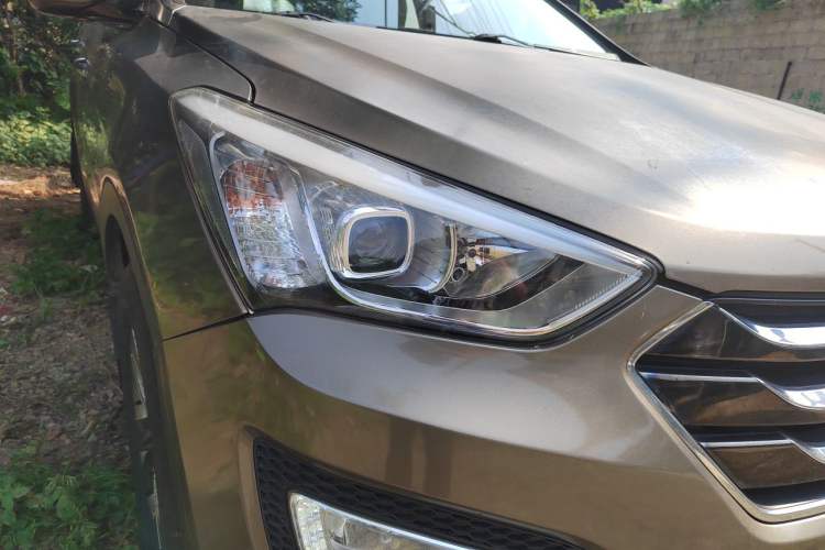 Used Hyundai Santa Fe 2013 2.4L Automatic 4x4 Smart Version Right Front Headlight