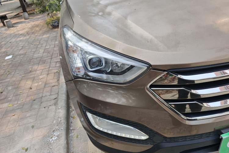 Used Hyundai Santa Fe 2013 2.4L Automatic Two-Wheel Drive Smart Version Right Front Headlight