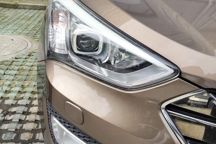 Used Hyundai Santa Fe 2013 2.4L Automatic 4x4 Prestige Edition Right Front Headlight