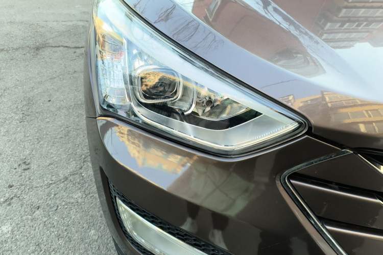 Used Hyundai Santa Fe 2013 2.4L Automatic 2WD Comfort Edition Right Front Headlight