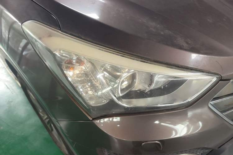 Used Hyundai Santa Fe 2013 2.4L Automatic Two-Wheel Drive Smart Version Right Front Headlight