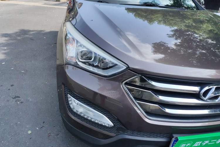 Used Hyundai Santa Fe 2013 2.4L Automatic Two-Wheel Drive Smart Version Right Front Headlight