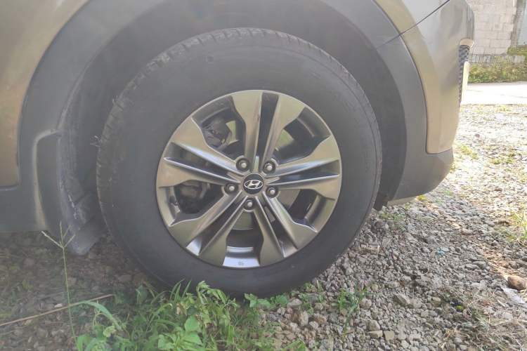 Used Hyundai Santa Fe 2013 2.4L Automatic 4x4 Smart Version Right Front Wheel Hub