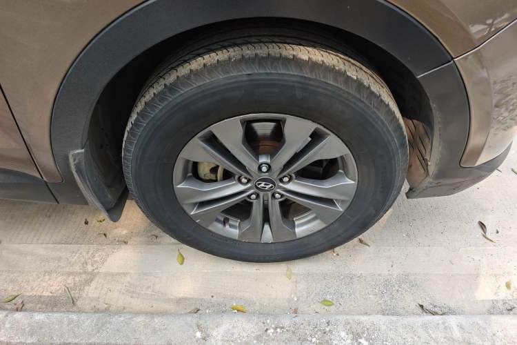 Used Hyundai Santa Fe 2013 2.4L Automatic Two-Wheel Drive Smart Version Right Front Wheel Hub