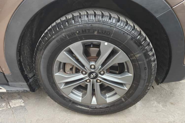 Used Hyundai Santa Fe 2013 2.4L Automatic Two-Wheel Drive Smart Version Right Front Wheel Hub