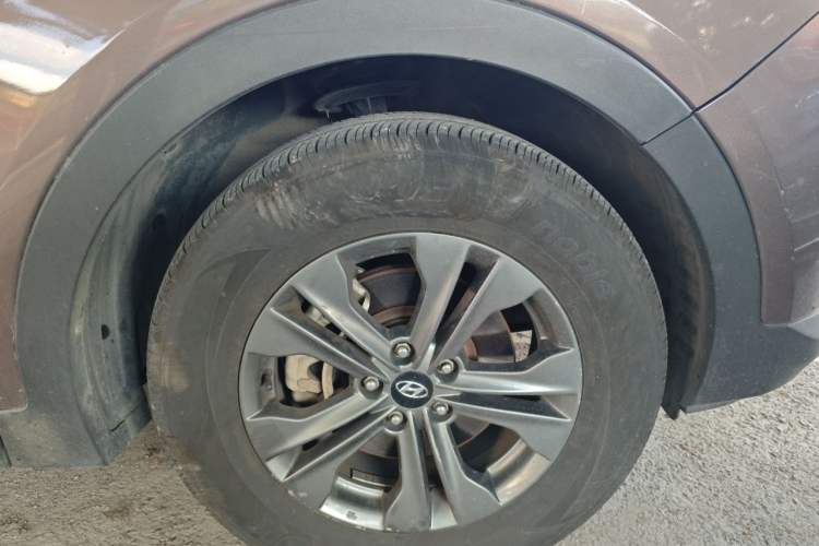 Used Hyundai Santa Fe 2013 2.4L Automatic Two-Wheel Drive Smart Version Right Front Wheel Hub