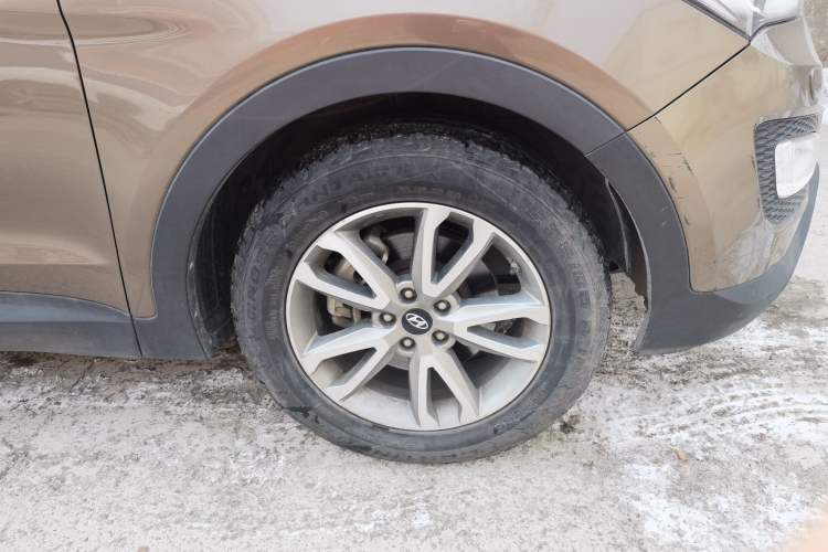 Used Hyundai Santa Fe 2013 Revised Version 2.4L Automatic All-Wheel Drive Luxury Trim Right Front Wheel Hub