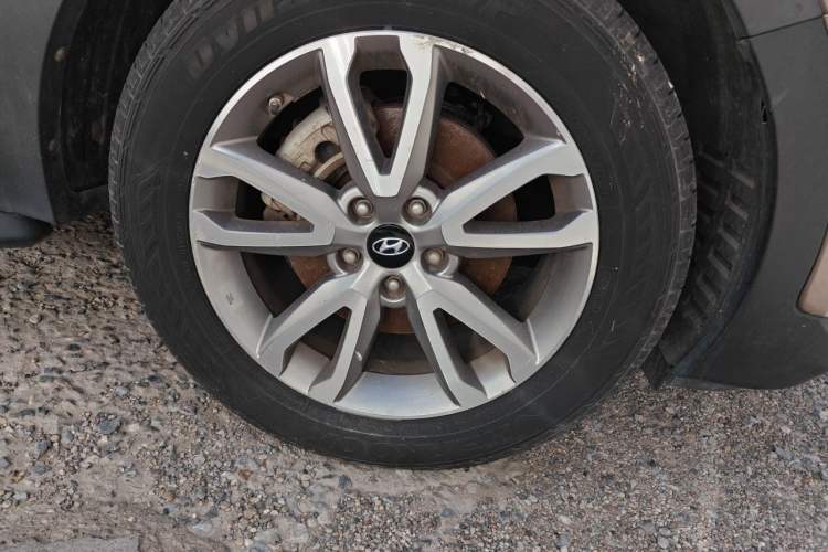 Used Hyundai Santa Fe 2013 Revised Version 2.4L Automatic All-Wheel Drive Luxury Trim Right Front Wheel Hub