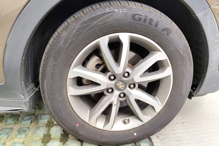 Used Hyundai Santa Fe 2013 2.4L Automatic 4x4 Prestige Edition Right Front Wheel Hub