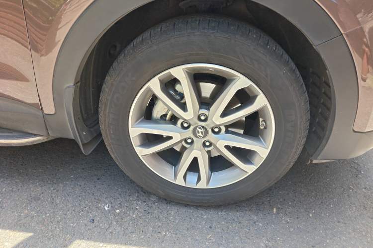 Used Hyundai Santa Fe 2013 Revised Version 2.4L Automatic All-Wheel Drive Luxury Trim Right Front Wheel Hub