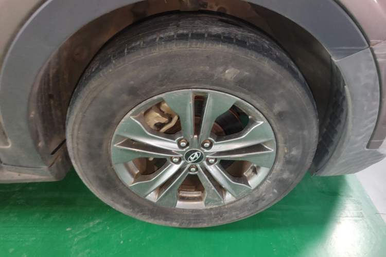 Used Hyundai Santa Fe 2013 2.4L Automatic Two-Wheel Drive Smart Version Right Front Wheel Hub