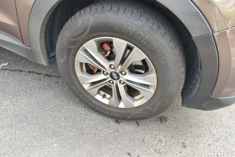 Used Hyundai Santa Fe 2013 2.4L Automatic Two-Wheel Drive Smart Version Right Front Wheel Hub