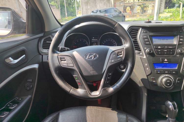 Used Hyundai Santa Fe 2013 2.4L Automatic 4x4 Smart Version Steering Wheel