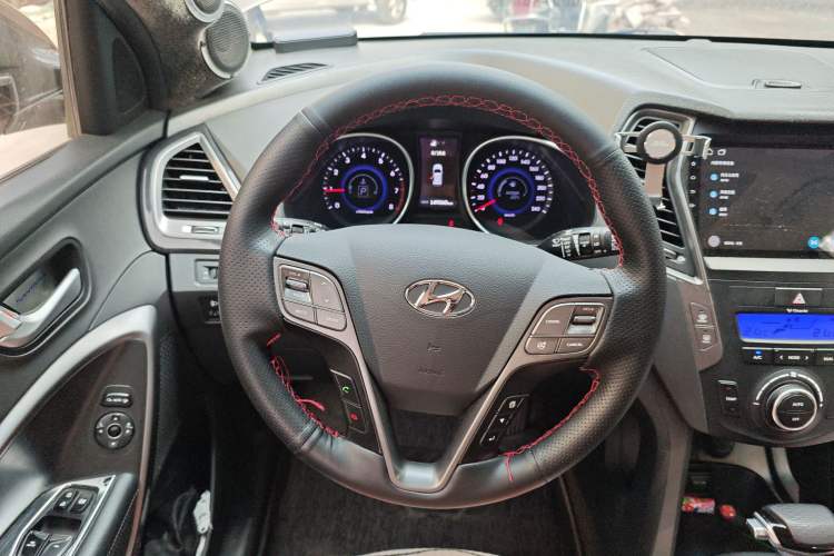 Used Hyundai Santa Fe 2013 2.4L Automatic Two-Wheel Drive Smart Version Steering Wheel