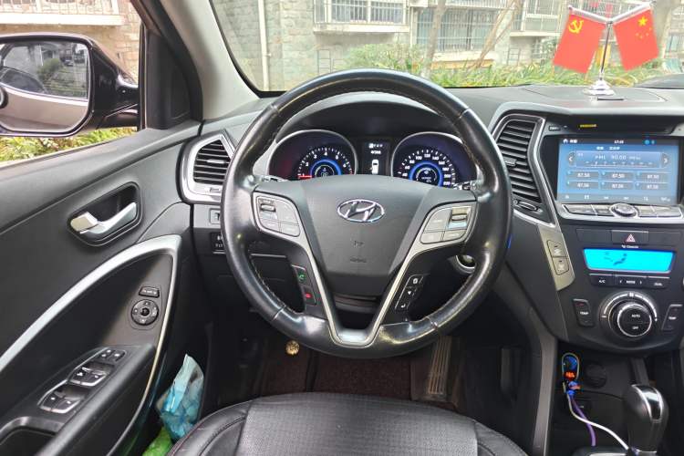Used Hyundai Santa Fe 2013 2.4L Automatic Two-Wheel Drive Smart Version Steering Wheel