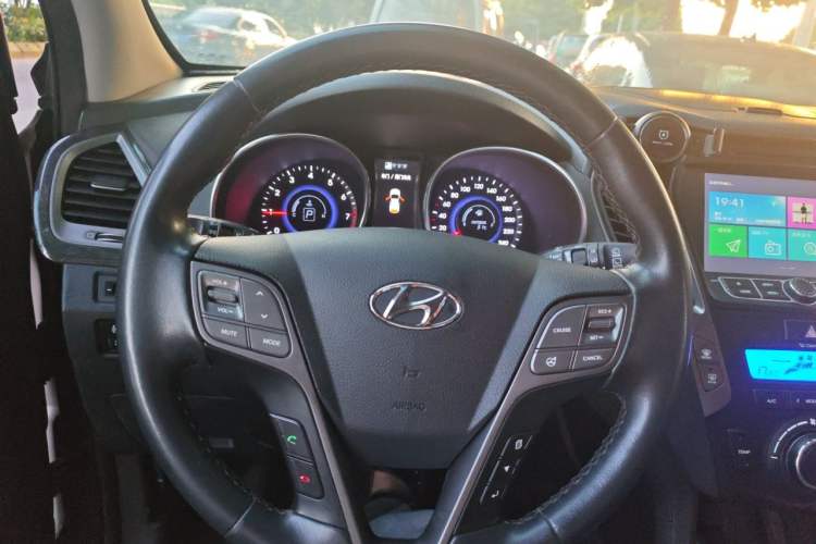 Used Hyundai Santa Fe 2013 2.4L Automatic Two-Wheel Drive Smart Version Steering Wheel