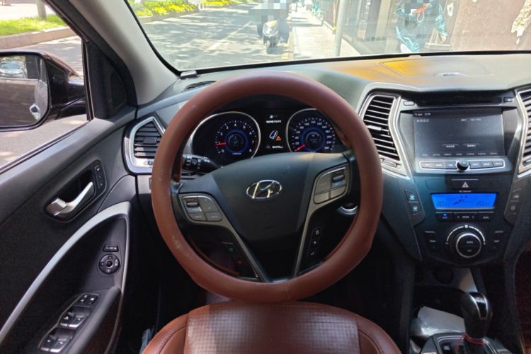 Used Hyundai Santa Fe 2013 Revised Version 2.4L Automatic All-Wheel Drive Luxury Trim Steering Wheel