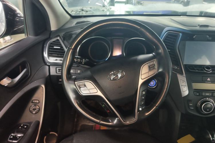 Used Hyundai Santa Fe 2013 2.4L Automatic Two-Wheel Drive Smart Version Steering Wheel