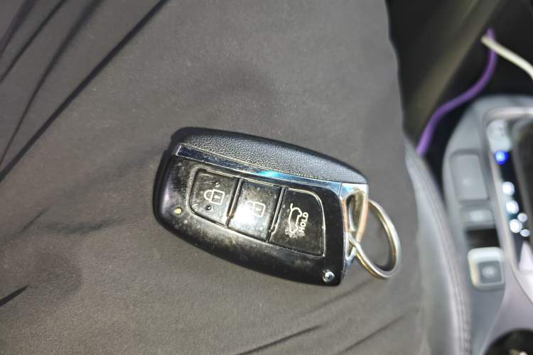 Used Hyundai Santa Fe 2013 2.4L Automatic Two-Wheel Drive Smart Version Vehicle Key