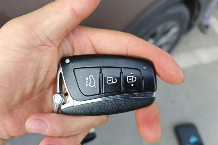 Used Hyundai Santa Fe 2013 2.4L Automatic Two-Wheel Drive Smart Version Vehicle Key