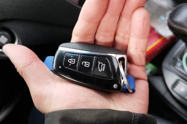 Used Hyundai Santa Fe 2013 Revised Version 2.4L Automatic All-Wheel Drive Luxury Trim Vehicle Key