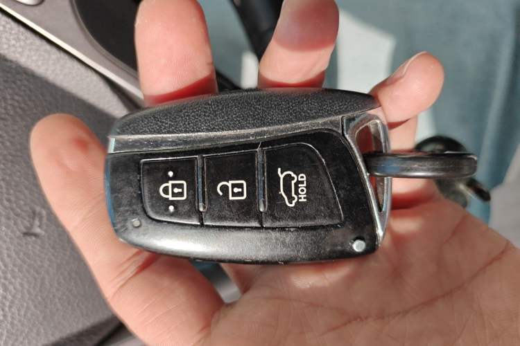 Used Hyundai Santa Fe 2013 Revised Version 2.4L Automatic All-Wheel Drive Luxury Trim Vehicle Key