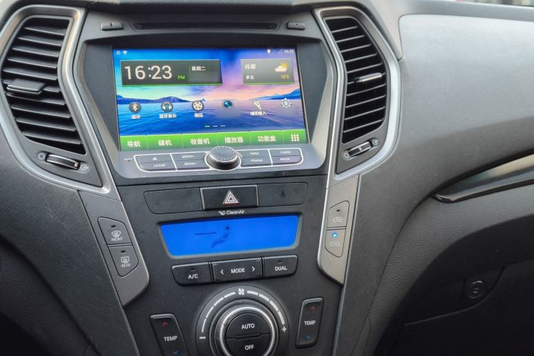 Used Hyundai Santa Fe 2013 2.0T Automatic All-Wheel Drive Prestige Version Audio And AC Panel