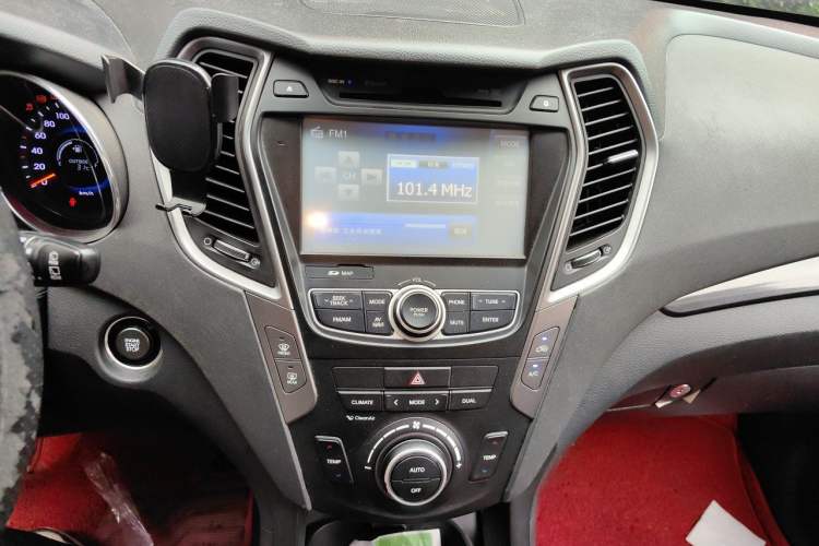 Used Hyundai Santa Fe 2013 2.0T Automatic All-Wheel Drive Prestige Version Audio And AC Panel