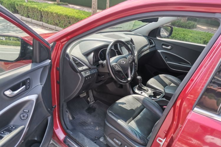 Used Hyundai Santa Fe 2013 2.0T Automatic All-Wheel Drive Top Trim Interior 2