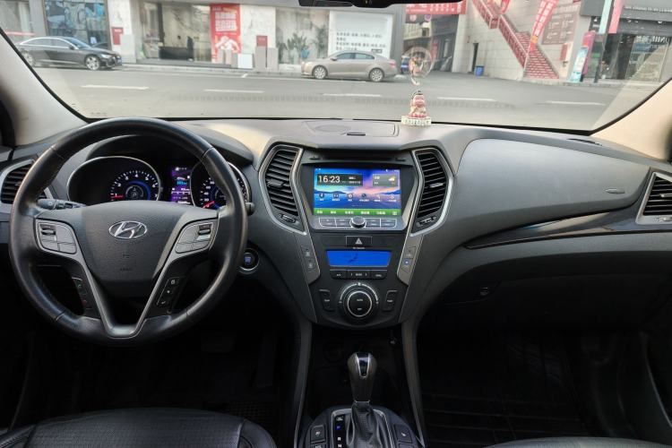 Used Hyundai Santa Fe 2013 2.0T Automatic All-Wheel Drive Prestige Version Interior 2