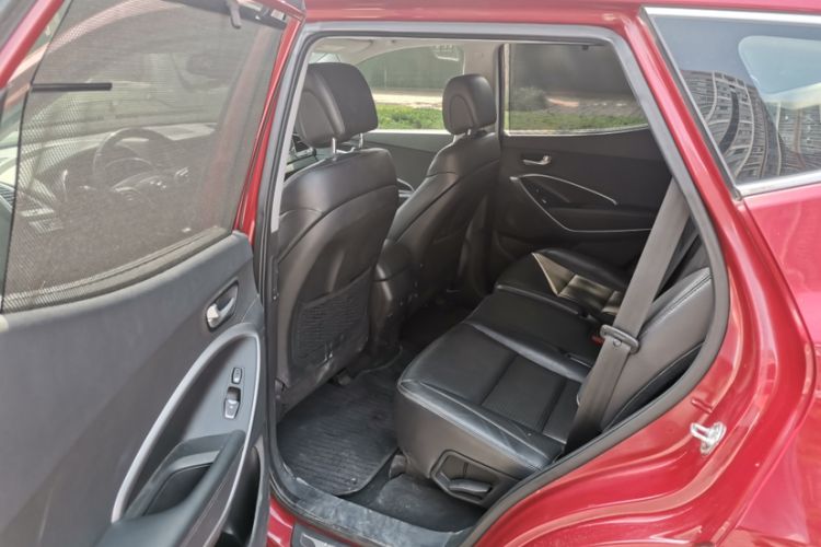 Used Hyundai Santa Fe 2013 2.0T Automatic All-Wheel Drive Top Trim Interior 3