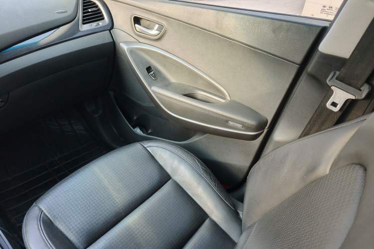 Used Hyundai Santa Fe 2013 2.0T Automatic All-Wheel Drive Prestige Version Interior 3
