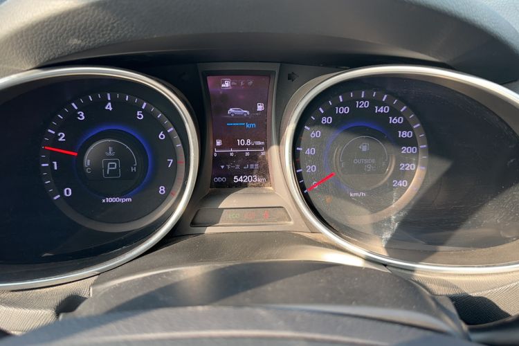 Used Hyundai Santa Fe 2013 2.0T Automatic All-Wheel Drive Top Trim Odometer Close Up