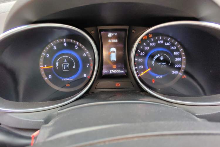 Used Hyundai Santa Fe 2013 2.0T Automatic All-Wheel Drive Prestige Version Odometer Close Up