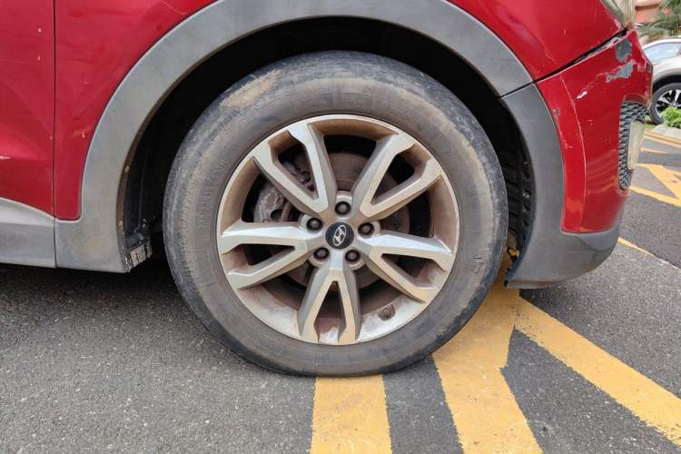Used Hyundai Santa Fe 2013 2.0T Automatic All-Wheel Drive Prestige Version Right Front Wheel Hub