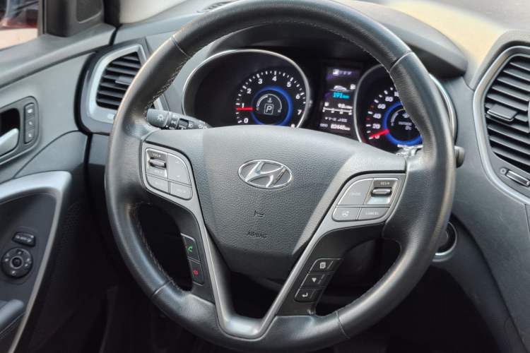 Used Hyundai Santa Fe 2013 2.0T Automatic All-Wheel Drive Prestige Version Steering Wheel