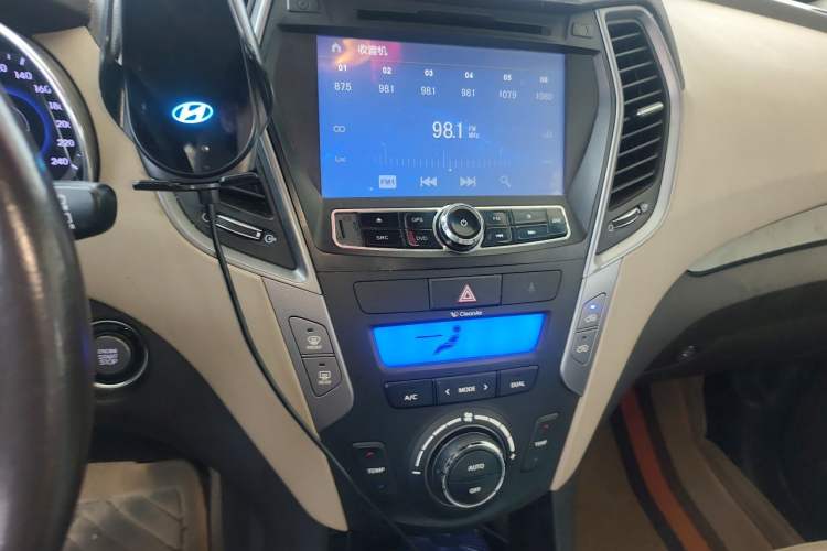 Used Hyundai Santa Fe 2013 2.4L Automatic Two-Wheel Drive Smart Version Audio And AC Panel