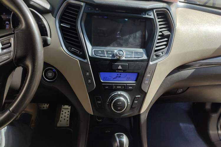Used Hyundai Santa Fe 2013 2.0T Automatic All-Wheel Drive Prestige Version Audio And AC Panel